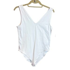 NWT GAP White V-Neck Bodysuit L‎